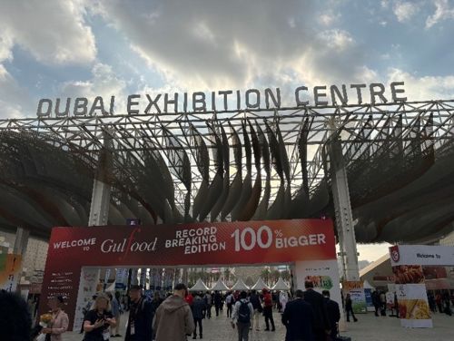 写真　新会場ドバイ・エキシビション・センター（DEC）入り口の様子（ジェトロ撮影）