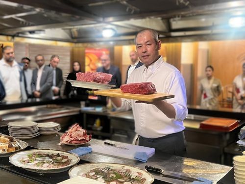 写真　カットデモンストレーションを行う大使館の公邸料理人・生水良幸氏（ジェトロ撮影）