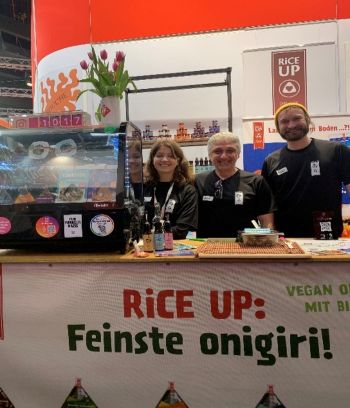 写真　ビーガンおにぎりを出品するライスアップオニギリ（ジェトロ撮影）