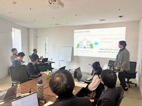 写真　学生による英語ピッチの様子（ジェトロ撮影）