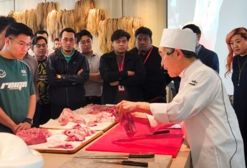 写真　江口和男氏によるセカンダリーカット技術の解説（ジェトロ撮影）