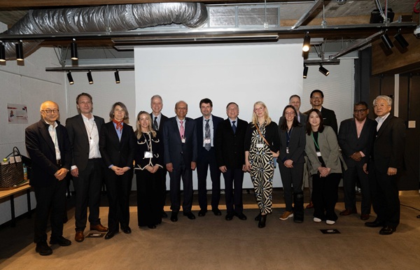 写真　登壇者および関係者の集合写真（ジェトロ撮影）