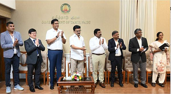 写真　起工式で序幕スイッチを押すスターリン州首相（左から4人目）など関係者（TN州政府投資誘致機関ガイダンス提供）