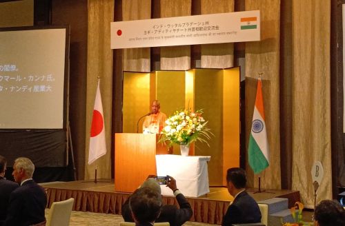 写真　レセプションであいさつするUP州のヨギ首相（ジェトロ撮影）