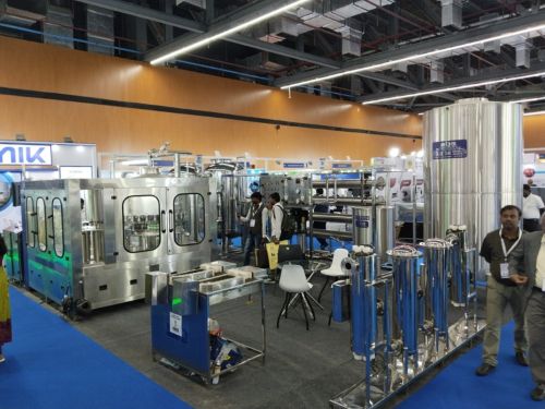 写真　工業タンクの展示品（ジェトロ撮影）