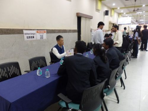 写真　チェンナイ工科大学での交流会の様子（ジェトロ撮影）