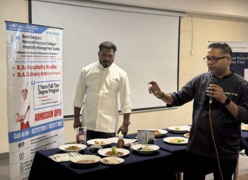 写真　「Ramanath Payyade College of Hospitality Management Studies」のワークショップで考案した料理を披露するシェフ（ジェトロ撮影）