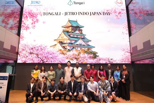 写真　渡航した9人の学生とコーディネーター（ジェトロ撮影）