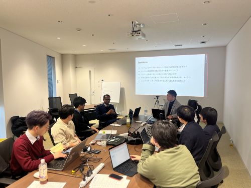 写真　ジジョ氏による講義の様子（ジェトロ撮影）