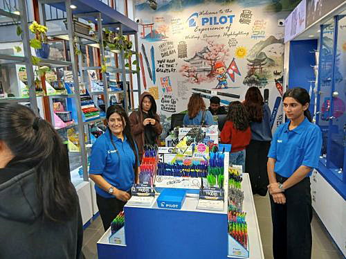 写真　客でにぎわう店内の様子（パイロット提供）