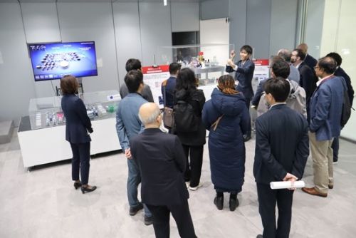 写真　G-QuAT視察の様子（ジェトロ撮影）