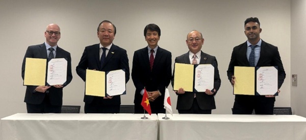 写真　IIPPF・DMS・ECプラットフォームとの3者間MOU署名式の様子（ジェトロ撮影）