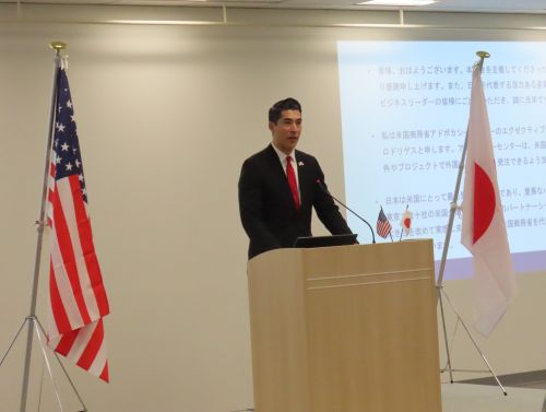 写真　開会あいさつをするヒロ・ロドリゲス氏（ジェトロ撮影）