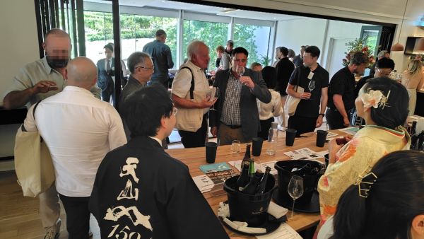 写真　スティーンヘイゼン農業相と志水史雄駐南ア日本大使が日本酒を試飲（ジェトロ撮影）