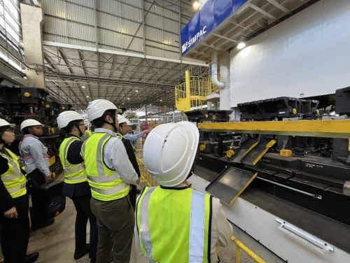 写真　オギハラ南アフリカでの工場見学の様子（ジェトロ撮影）