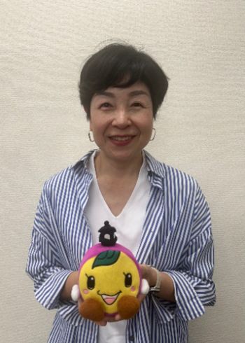 写真　岩堀みどりDMO川越事務局長。川越市のマスコットキャラクター「ときも」とともに（ジェトロ撮影）