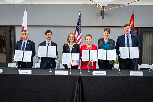 写真　（左から）室田幸靖在ロサンゼルス日本国総領事、梶田朗ジェトロ・ロサンゼルス所長、サンドラ・ワトソンACA社長兼最高経営責任者（CEO）、クリスティーン・マッケイGPEC社長兼CEO、サリー・C・モートンASU副学長、アリゾナ州知事室のビリー・コバックス連邦政府・政府間関係担当ディレクター（ACA提供）
