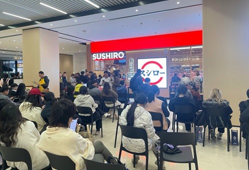 写真　顧客が店頭に並んでいる様子（ジェトロ撮影）