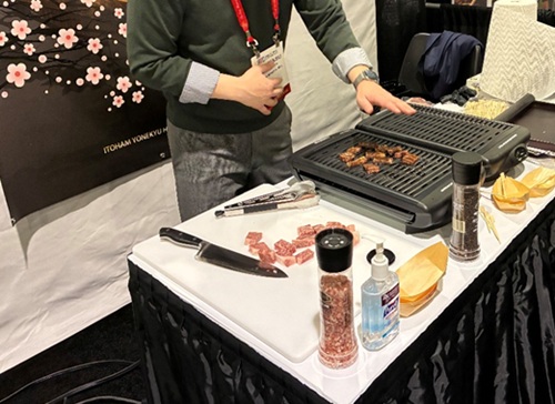 写真　日系輸入事業者による試食提供(ジェトロ撮影)