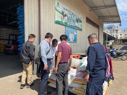 写真　農業資材店視察の様子（ジェトロ撮影）