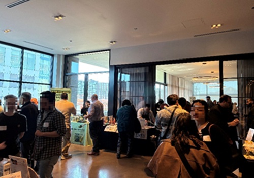 写真　来場したバイヤーで混雑する会場（ジェトロ撮影）