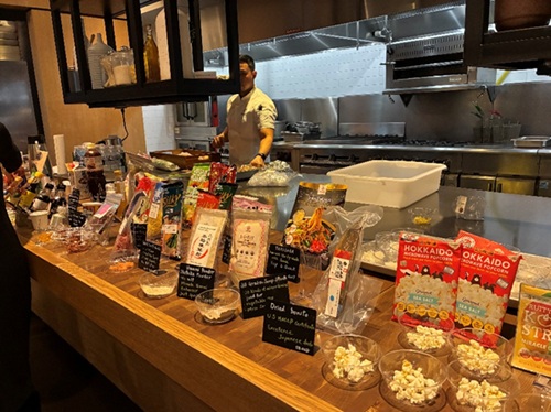 写真　ジェトロによる商品サンプルの紹介（ジェトロ撮影）