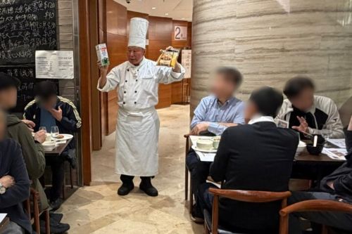 写真　尹達剛氏による食材説明の様子（ジェトロ撮影）