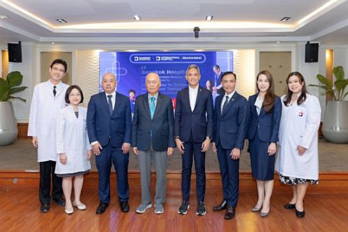 写真　バンコク病院による発表に伴う会見の様子（バンコク病院提供）