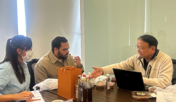 写真　メキシコバイヤーに商品を紹介する和歌山県企業（ジェトロ撮影）