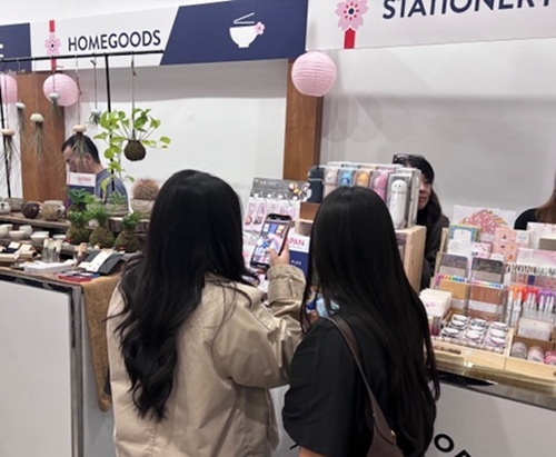 写真　写真映えする文房具の動画を撮影するインフルエンサー（ジェトロ撮影）