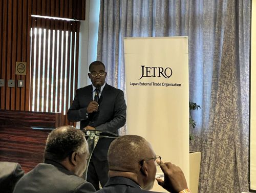 写真　チポカ・ムレンガ商業・貿易・産業相の来賓あいさつ（ジェトロ撮影）