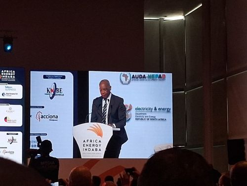 写真　コシエント・ラモホパ電力エネルギー相による開会演説（ジェトロ撮影）