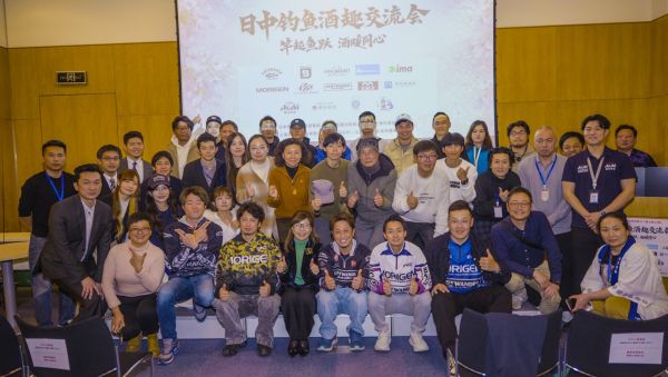 写真　出展企業・プロ選手・愛好家による集合写真（ジェトロ撮影）