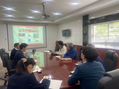 写真　卸売事業者を訪問する様子（ジェトロ撮影）