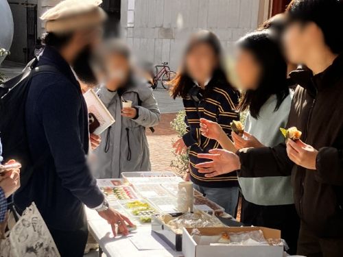 写真　チャリティー販売の様子（ジェトロ撮影）