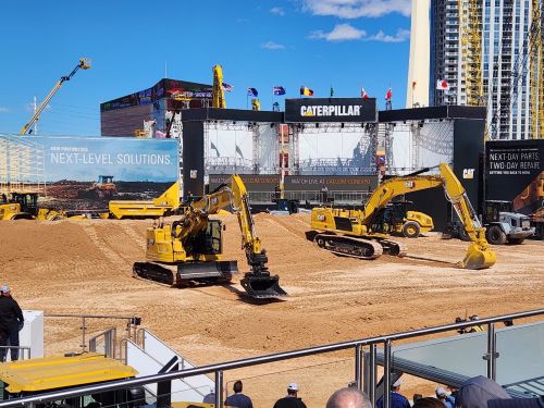 写真　屋外ブースで披露された新型建設機械のデモンストレーション（ジェトロ撮影）