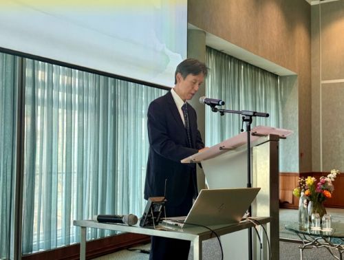 写真　道井駐オランダ日本大使による開会の辞（ジェトロ撮影）