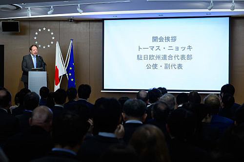 写真　開会あいさつをするニョッキ駐日EU代表部公使・副代表（日欧産業協力センター提供）