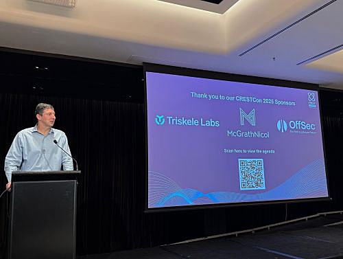 写真　同団体主催のイベントで講演するフェア氏（クレスト提供）