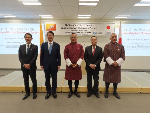 写真　（左から）小野啓一大使、山田賢司副大臣、ツェリン・トブゲー首相、石黒憲彦理事長、ベツォプ・ナムギャル大使（ジェトロ撮影）