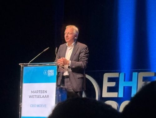 写真　EHEC2026であいさつをするモエベのウェツェラーCEO（ジェトロ撮影）