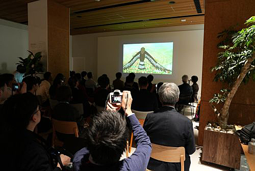 写真　作品を視聴する参加者の様子（Arc ＆ Beyond提供）