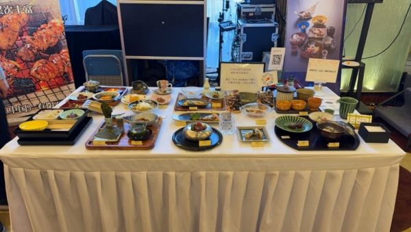 写真　各社提案料理と日本製食器の共同展示台（ジェトロ撮影）