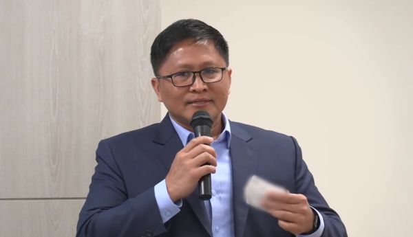 写真　レトラン大学ホセ学長によるあいさつの様子（ジェトロ撮影）