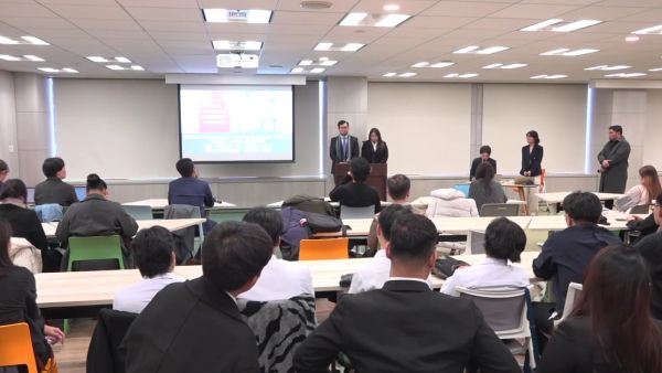 写真　レトラン大学の学生によるプレゼンの様子（ジェトロ撮影）