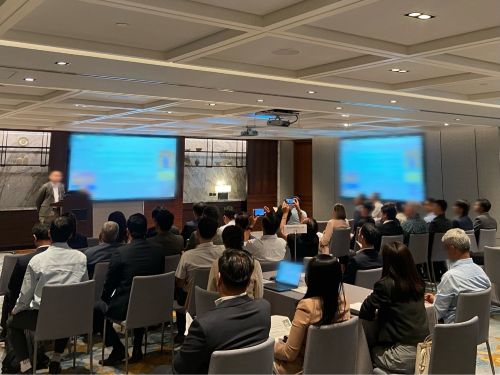 写真　商談会前の企業プレゼンテーションの様子（ジェトロ撮影）