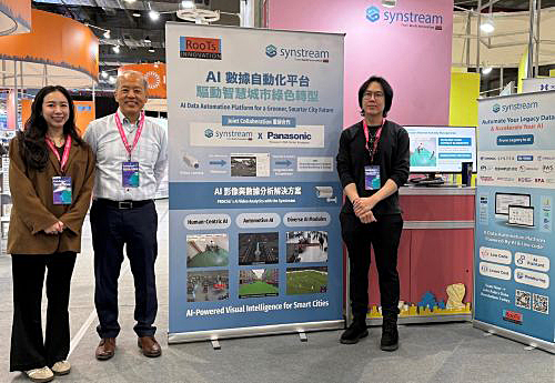 写真　スマートシティ・サミット・アンド・エキスポでパナソニックとルーツ・イノベーションのスマートシティ技術を展示。PRDCSGのタン副部長（左から2人目）、ルーツのチャム・ディレクター（右）（ルーツ提供）