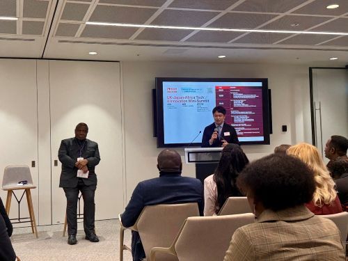 写真　在英国日本大使館の梶田拓磨公使のあいさつ（ジェトロ撮影）