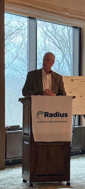 写真　講演するラディウス・インディアナのジェフ・クワイル社長兼最高経営責任者（CEO）（ジェトロ撮影）