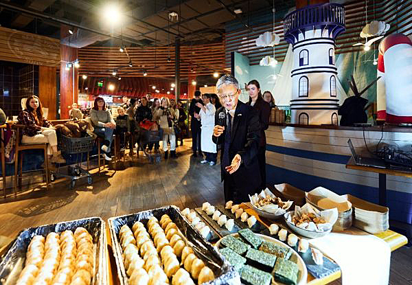 写真　中込駐ウクライナ大使の開会あいさつ（フォジー・グループ提供）